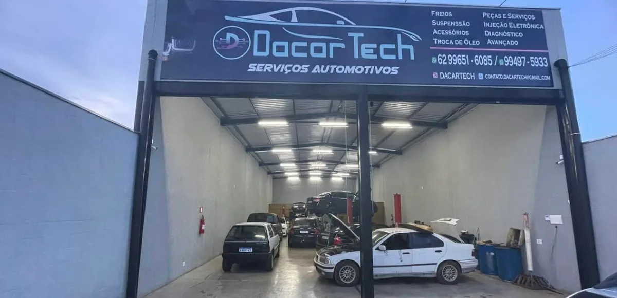 Fachada da DacarTech Serviços Automotivos com carros em manutenção na oficina